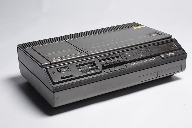 800px-Philips_VCR_system_recorder_(6498642683)