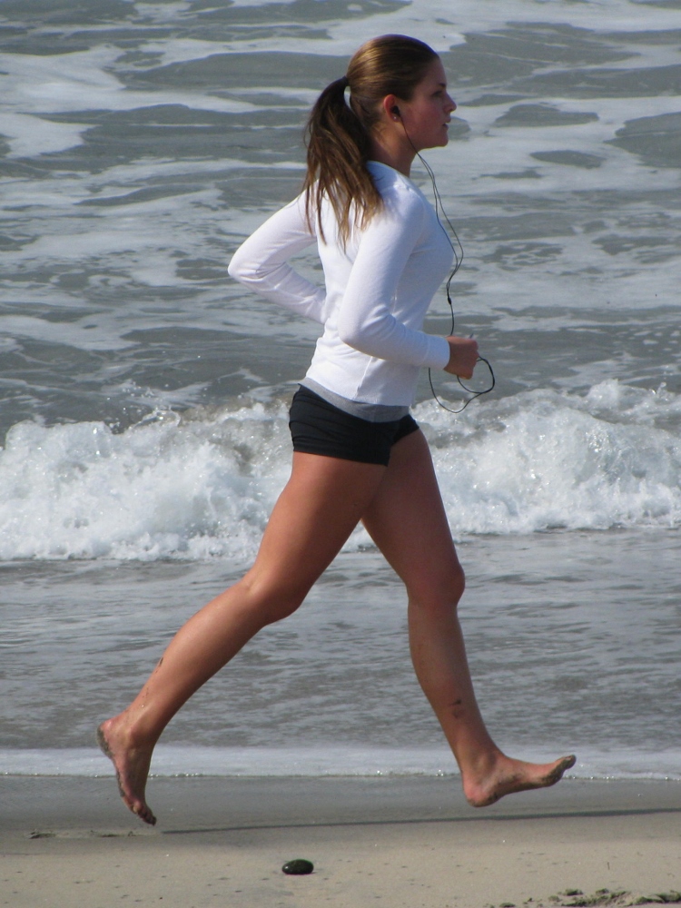 Woman_running_barefoot_on_beach (750x1000)